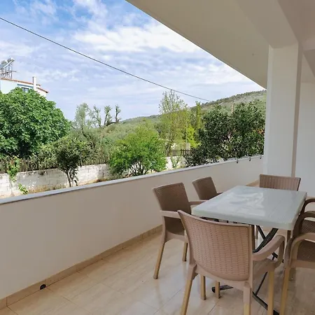 Violeta Ксамил